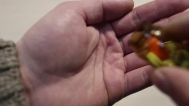 Hapları onun Palm'da kavanoz dökülen adam