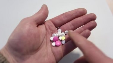 adam bir sürü tıbbi hap içmeye hazırlanıyor