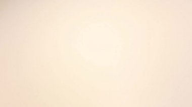 El bilinçdışı kişinin yere düşen tablet veya kapsül hap şişe dökülmesini. Makro