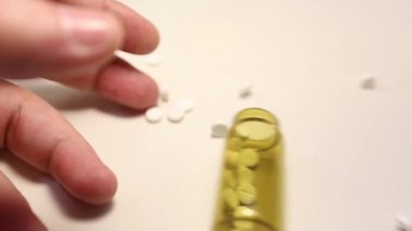 Bilinç kaybı veya dozdan ölen adam. Hapları closeup eliyle