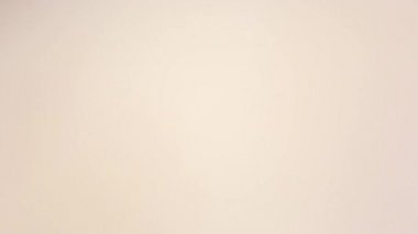 Bilinç kaybı veya dozdan ölen adam. Hapları closeup eliyle