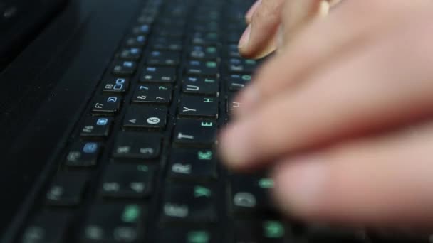 Manos de hombre escribiendo en un teclado de ordenador — Vídeos de Stock