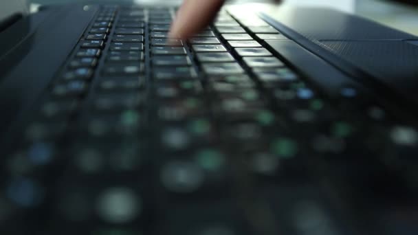 Hombre manos escribiendo texto en el teclado del ordenador portátil, impresión de fuentes — Vídeo de stock