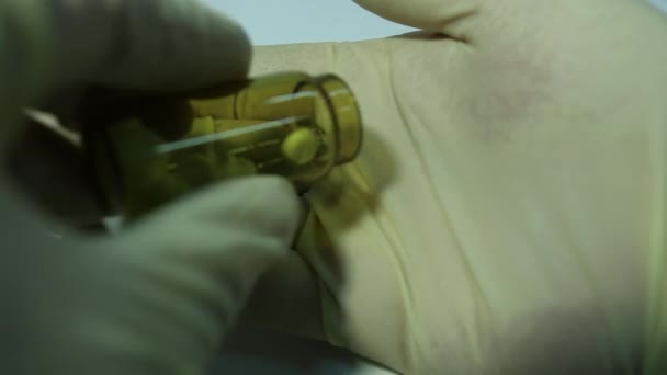 Doctor vertiendo pastillas del frasco en la palma de la mano — Vídeos de Stock