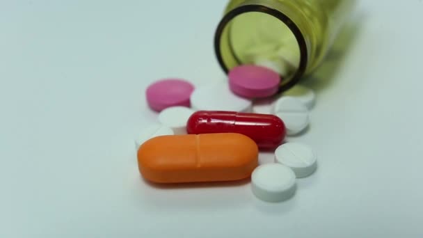 Medische pillen close-up in beweging — Stockvideo