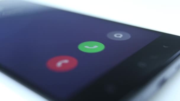 Indication d'appel téléphonique entrant sur l'écran du smartphone close-up, Répondre à un appel entrant — Video