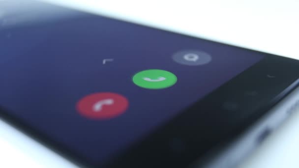 Binnenkomende telefoongesprek indicatie op smartphone weergave close-up, een inkomende oproep beantwoorden — Stockvideo