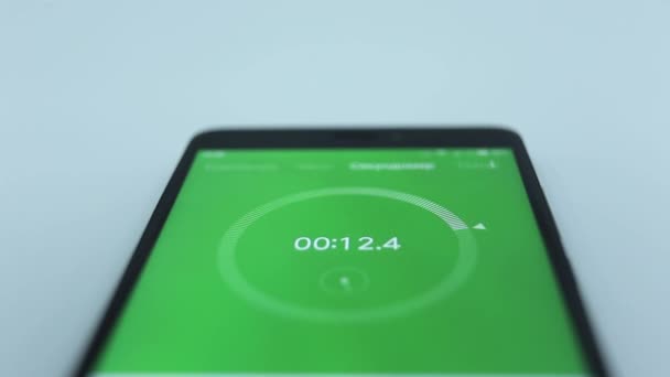 Primo piano del verde del cronometro digitale con numeri bianchi in esecuzione. Cronometro sullo smartphone — Video Stock
