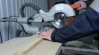 Daire testere parçaları testereleri. Fabrikada sawed ahşap. Kapa çeneni. Mobilya üretim. Erkek ellerini parçaları üzerinde fabrika içme.