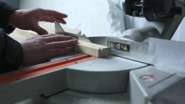 Daire testere parçaları testereleri. Fabrikada sawed ahşap. Kapa çeneni. Mobilya üretim. Erkek ellerini parçaları üzerinde fabrika içme.