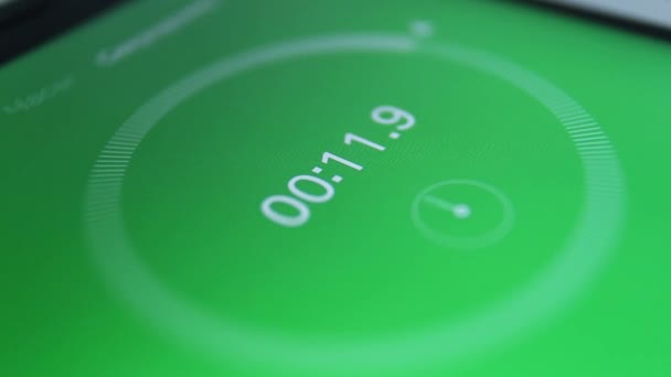 Close-up van het groen voor digitale stopwatch met wit met nummers. Stopwatch op de smartphone — Stockvideo