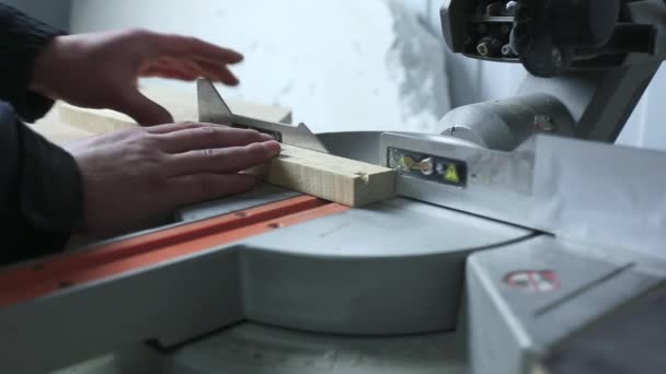 Cirkelzaag-zagen delen. Sawed hout in de fabriek. Sluiten. de productie van de meubels. Mannelijke handen drinken de stukken op de fabriek. — Stockvideo