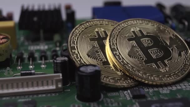 Κρυπτονόμισμα bitcoin κέρματα και τσιπ Περιστρέψτε αργά γκρο πλαν — Αρχείο Βίντεο