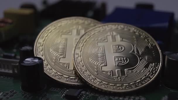 Cryptocurrency bitcoin munten en chip draaien langzaam close-up — Stockvideo