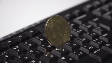 Bitcoin altın sikke klavyede döner