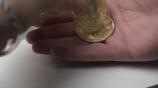 Bitcoin monedas a la mano masculina, el concepto de ganar criptomoneda — Vídeos de Stock