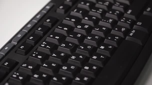 Koin emas bitcoin berputar pada keyboard — Stok Video