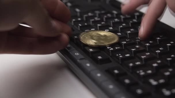 Moneta d'oro del bitcoin ruota sulla tastiera — Video Stock