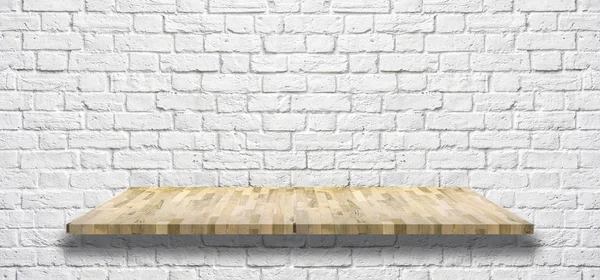 Biały cegła mur drewniane półki — Zdjęcie stockowe