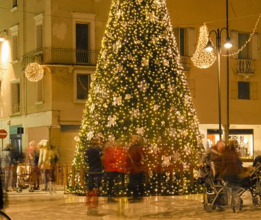 Noel'den önce hediyeler için avcılık insanlar