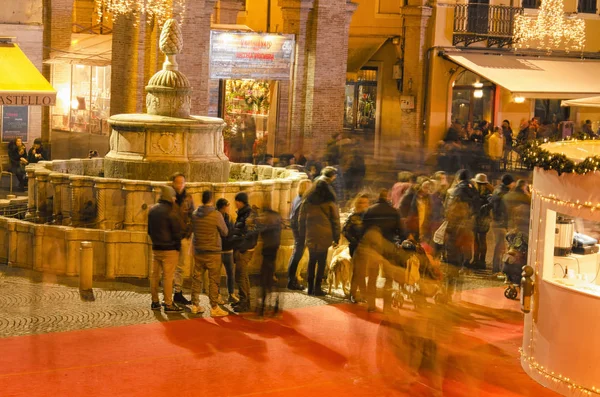 Fiebre navideña en el casco antiguo — Foto de Stock