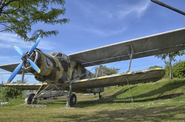 Kamufle Antonov An-2 emekli askeri uçak