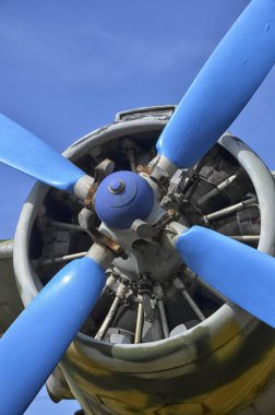 Pervane kanatları olan bir Antonov An-2 