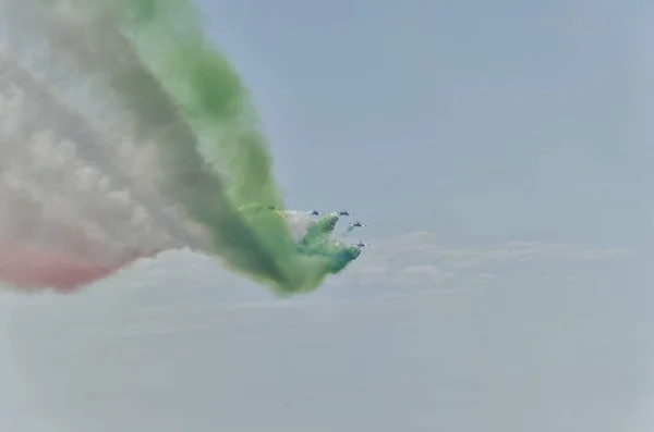 Szlak kolorowe dymu narysować włoskiej flagi — Zdjęcie stockowe