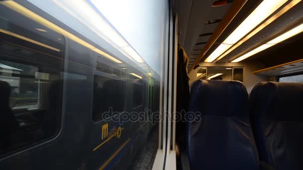 Marradi, Olaszország - 2016. December 27.: Átkelés a vonatokat az állomáson — Stock videók