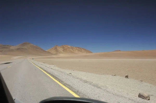 Widok samochodu na pustyni Atakama — Zdjęcie stockowe