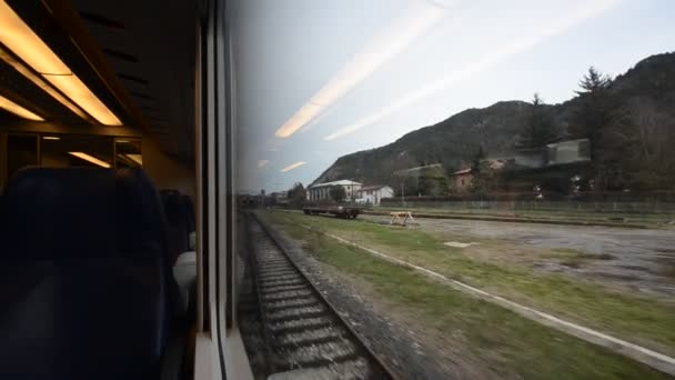 Aankomst op het kleine station in het midden van de bergen — Stockvideo