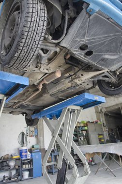 Aşağıdan otomobil görünümü