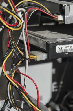 Eski bir bilgisayar elektrik bağlantıları