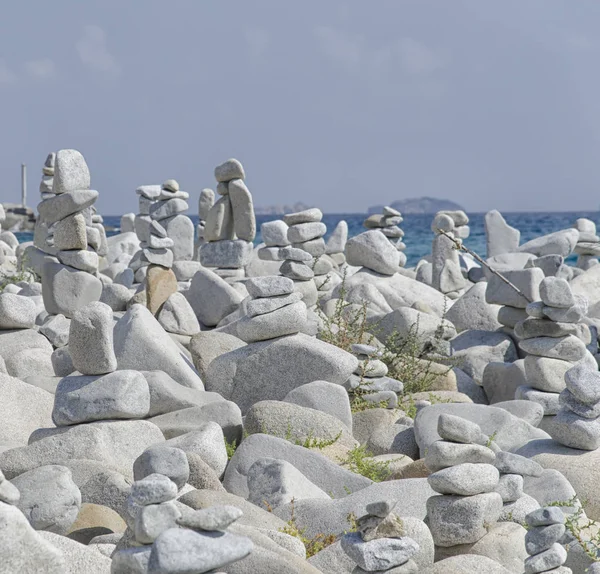 Estatuas llamativas en perfecto equilibrio — Foto de Stock