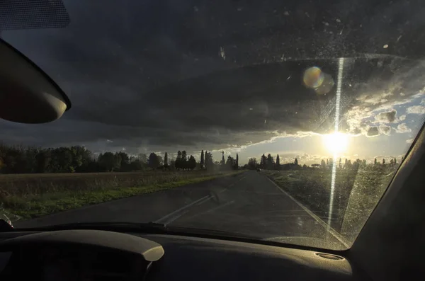 Zachód słońca z wewnątrz samochodu — Zdjęcie stockowe