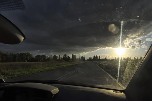 Tramonto dall'interno di una macchina — Foto Stock