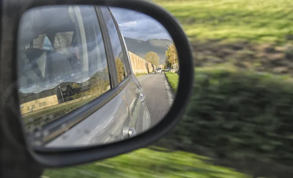 Paisagem italiana da vista traseira de um carro — Fotografia de Stock