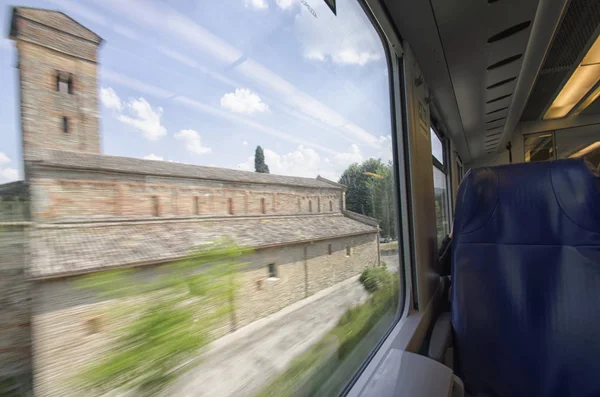 Vista románica de la iglesia desde el tren — Foto de Stock