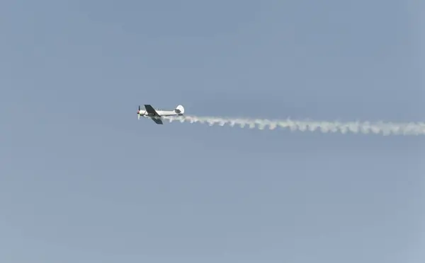 Repülőgép végez egy Repülőnap — Stock Fotó
