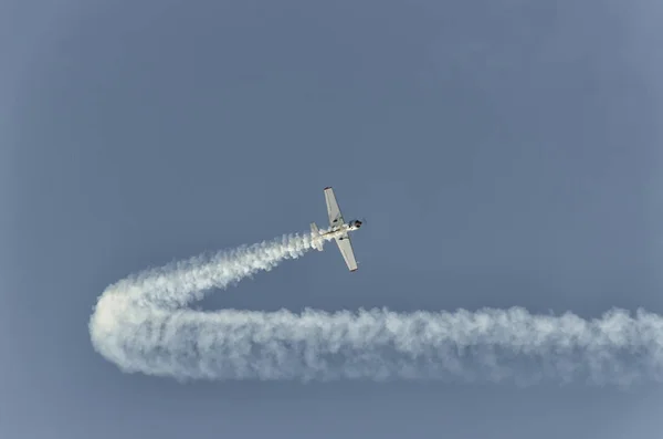 Giro apretado durante un espectáculo aéreo — Foto de Stock