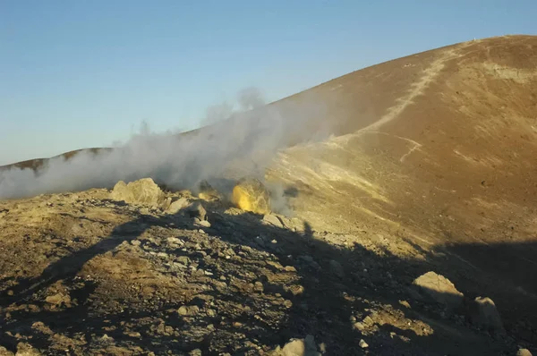 Fumarolas en la cima del volcán — Foto de Stock