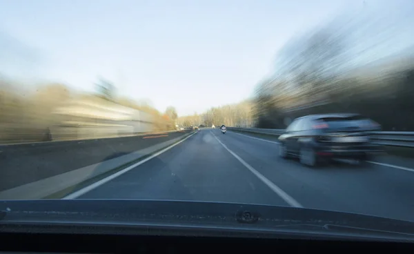 Perigosa ultrapassagem numa auto-estrada — Fotografia de Stock