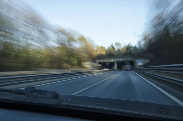 Conduzir muito rápido em uma estrada — Fotografia de Stock