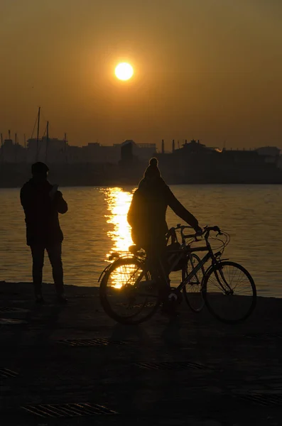 Silhouet van mensen kijken naar een verbazingwekkend zonsondergang — Stockfoto