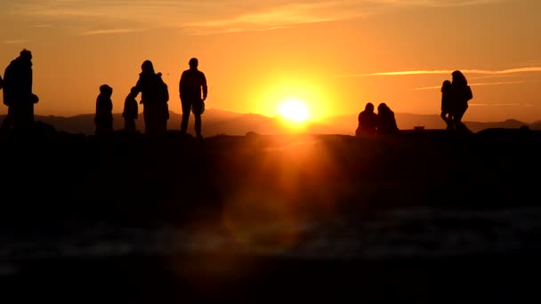 Lidé čekají západu slunce — Stock video