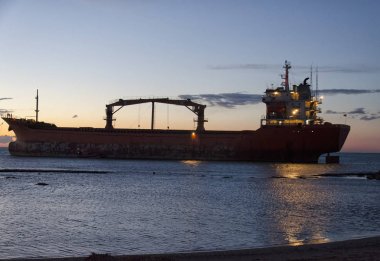 Bir karaya kargo gemisinin kurtarma operasyonları