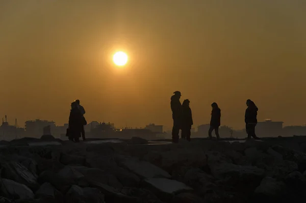 Lidé sledovat úžasný západ slunce — Stock fotografie