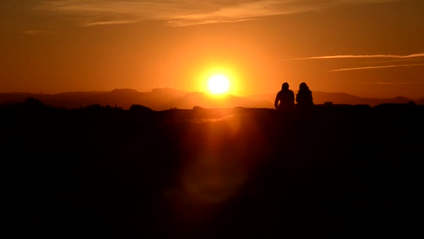 Vänner och solnedgång — Stockvideo