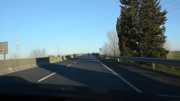 Condução em uma estrada — Vídeo de Stock