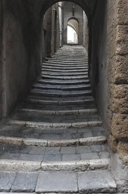 Italyan Eski kasabasında eski merdivenler